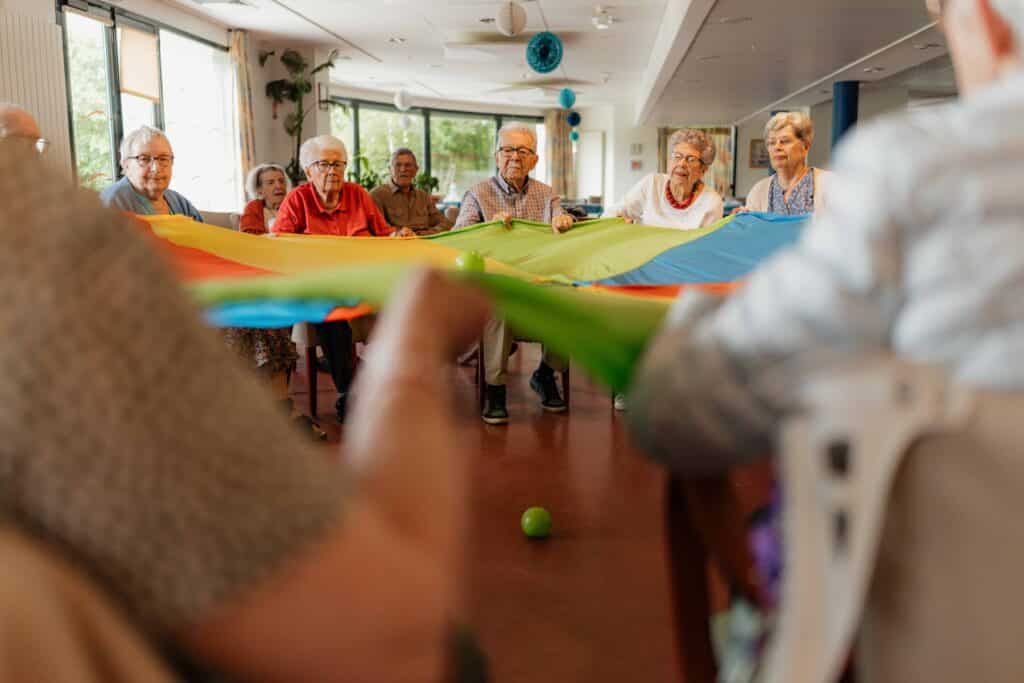 plusieurs personnes qui étirent un drapeau