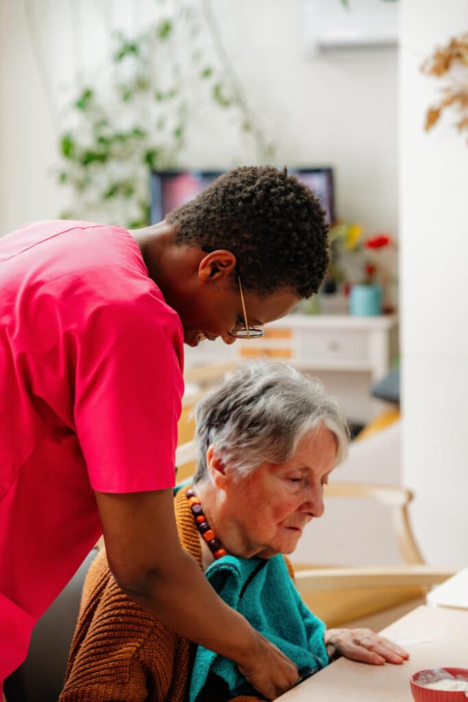 une personne qui aide une femme agée