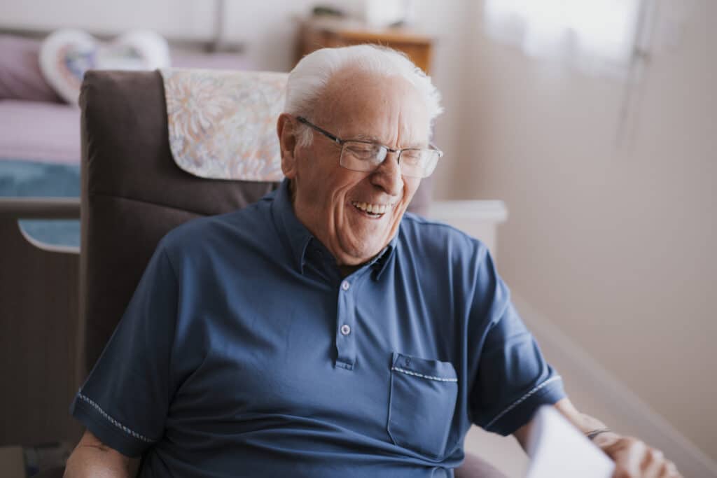 un homme agé souriant