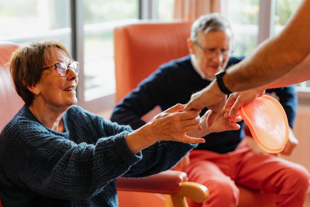 une personne qui tend ses mains à une femme agée