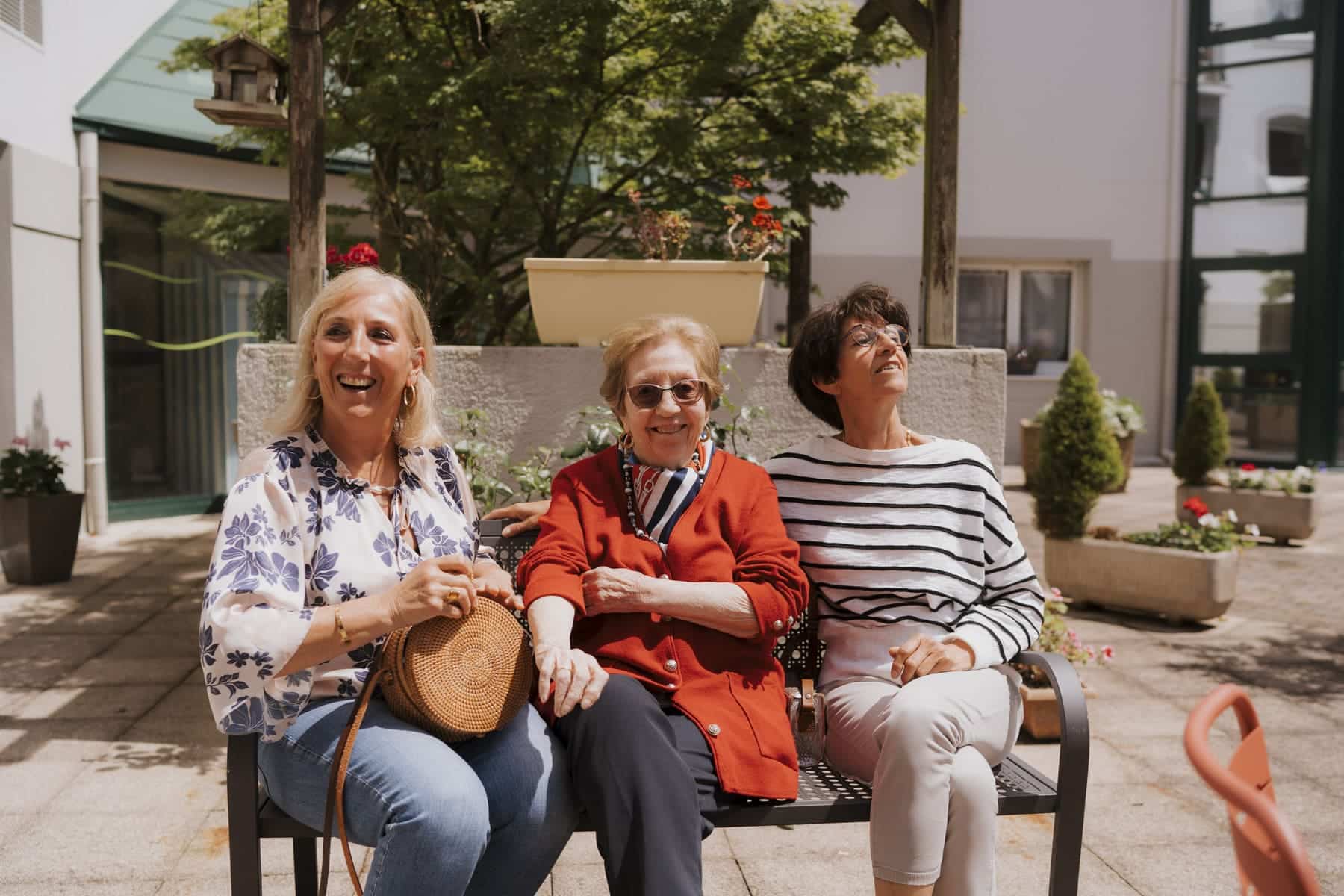 trois femmes agées assises sur un banc