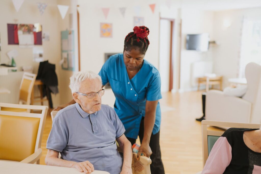 une jeune femme qui aide un homme agé