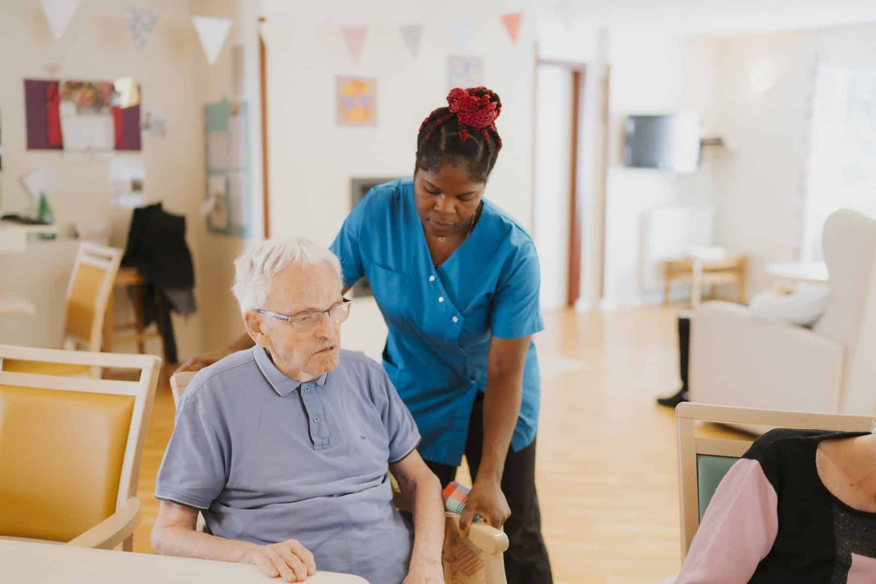 Le métier d’aide-soignant.e de jour