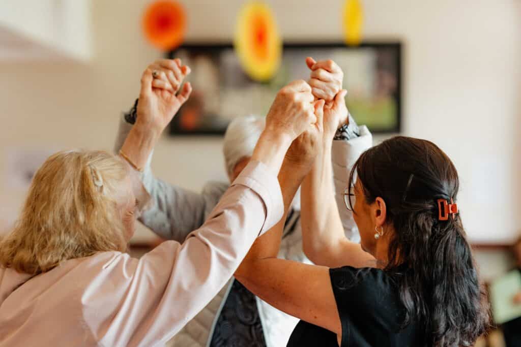 plusieurs personnes qui se prennent la main