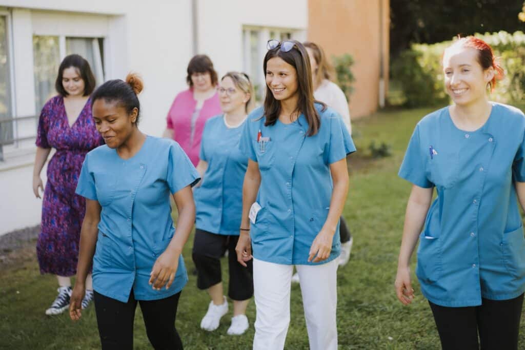 plusieurs femmes souriantes