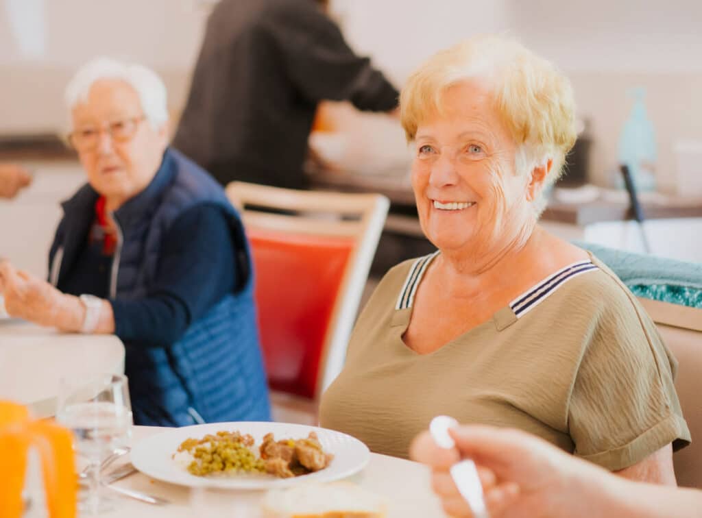 deux femmes âgées qui mangent