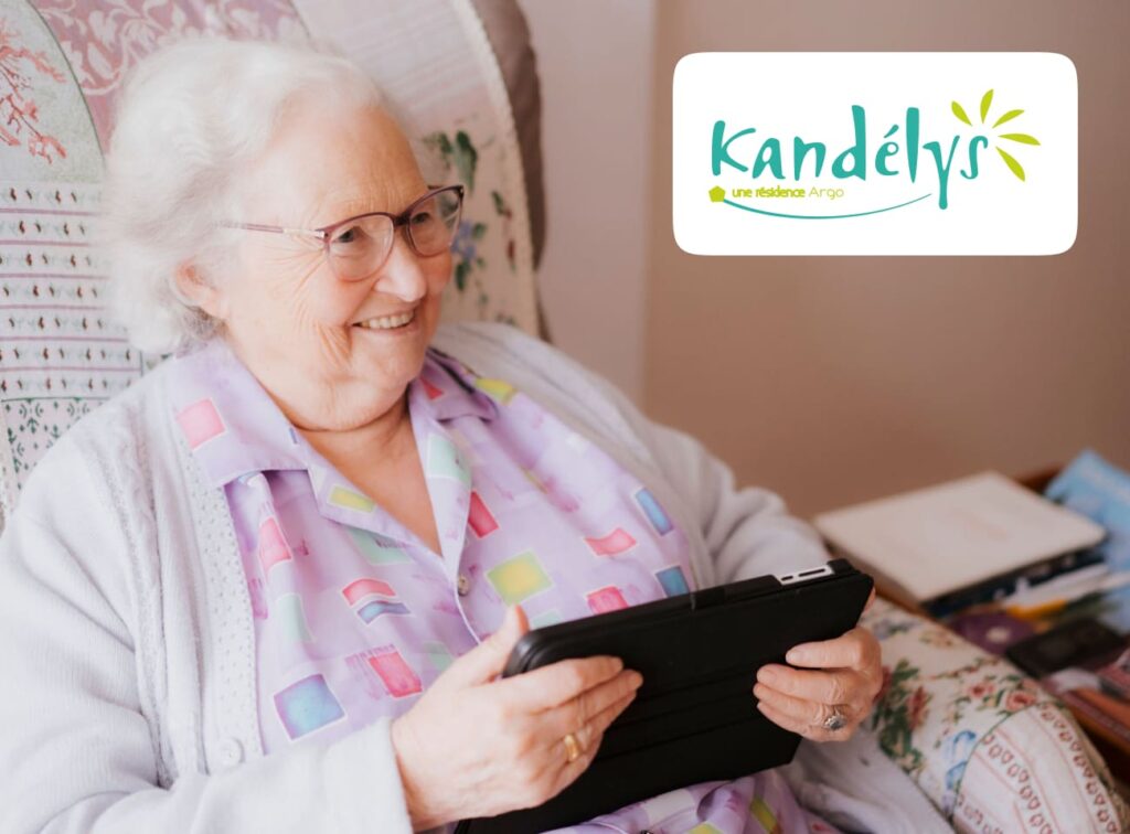une femme âgée qui tient une tablette