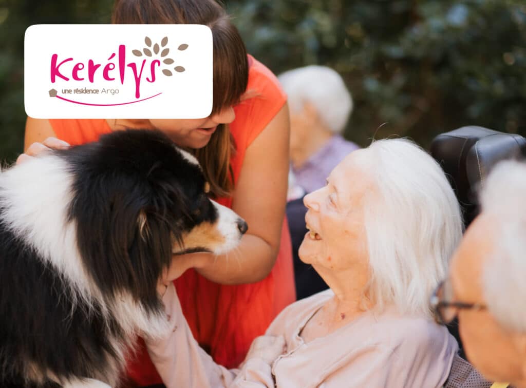 une femme âgée qui regarde un chien