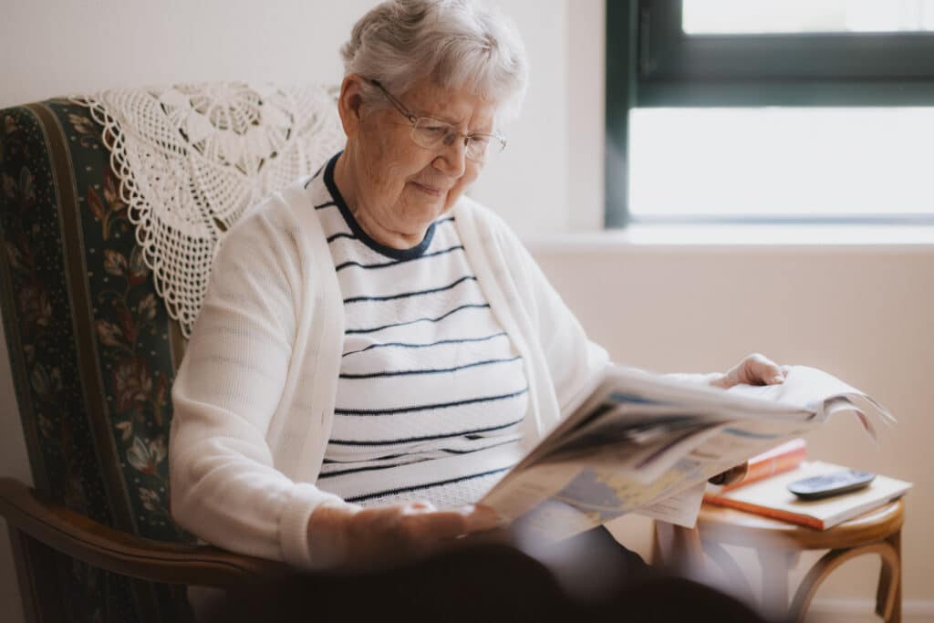 une femme agée qui lit