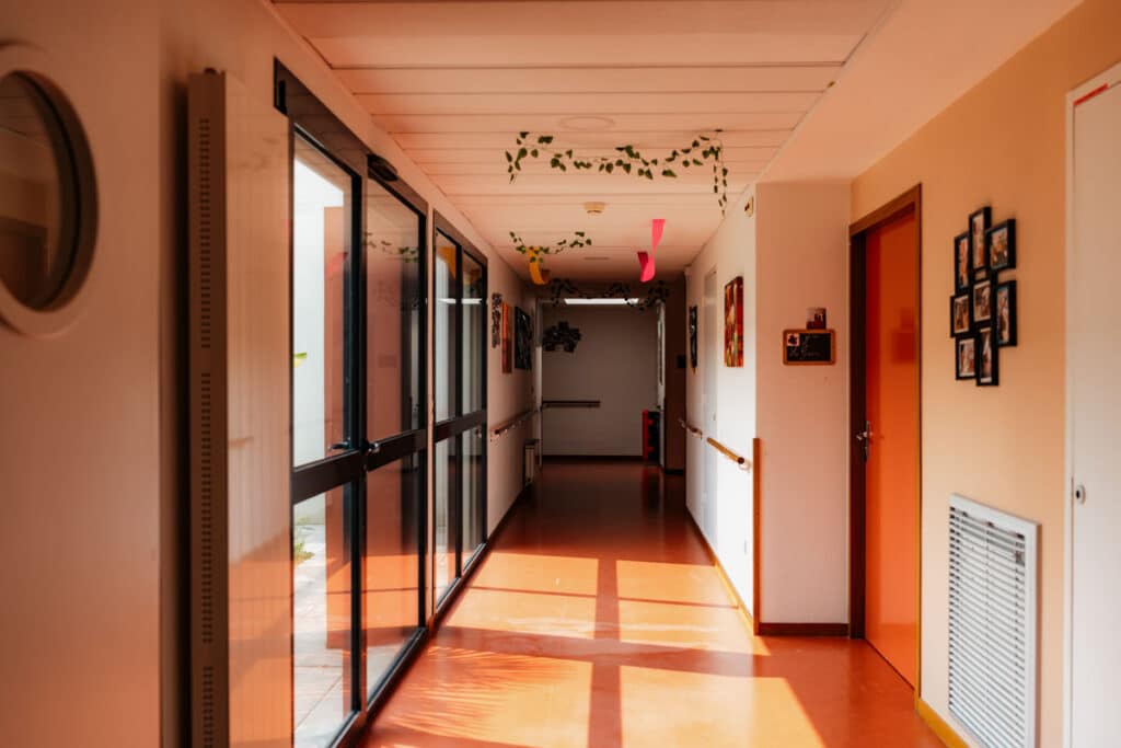 le couleur lumineux et de chaleureux d'une établissement