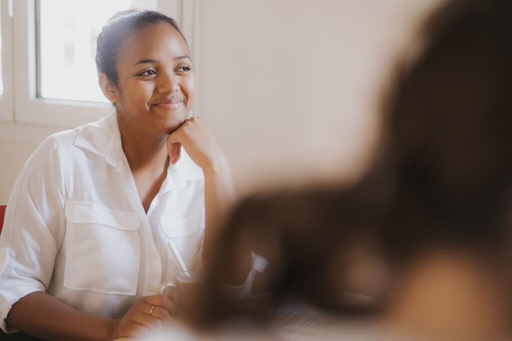 une femme souriante