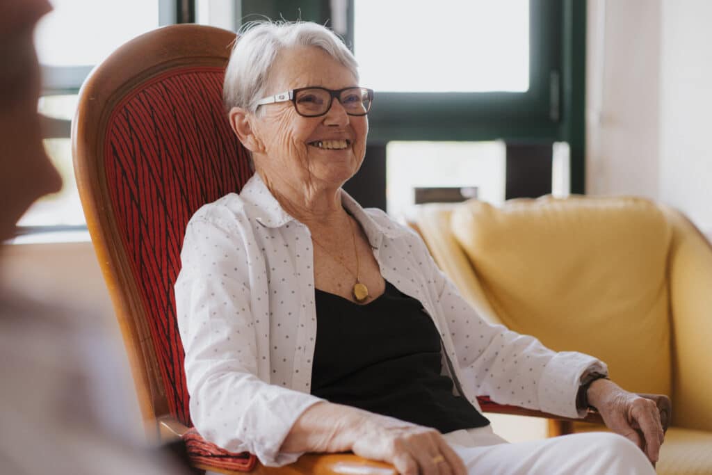 une femme agée souriante