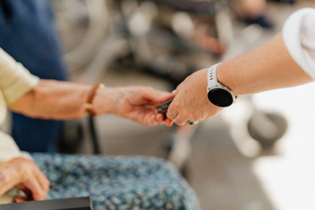 une main tendue vers une personne agée