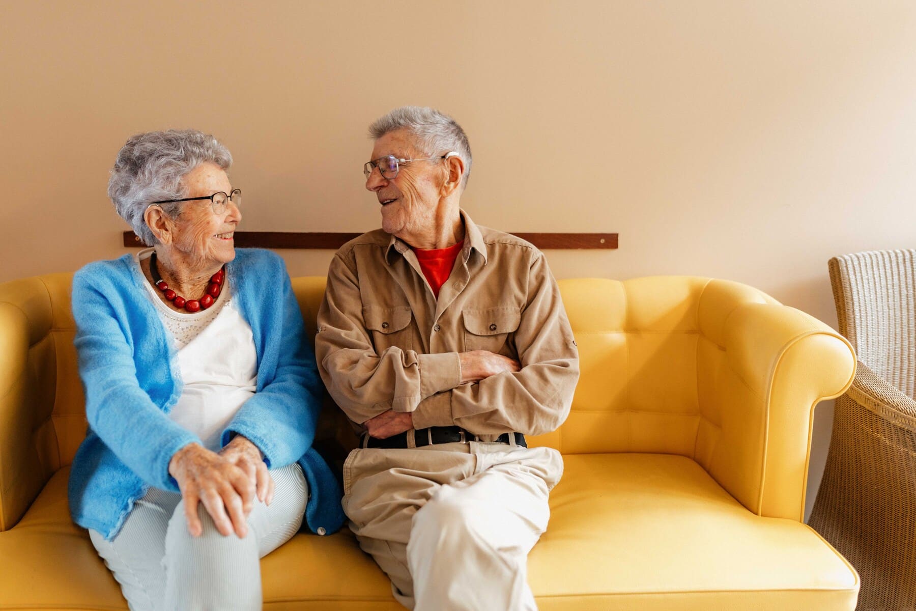 une femme et un homme agés sur un canapé