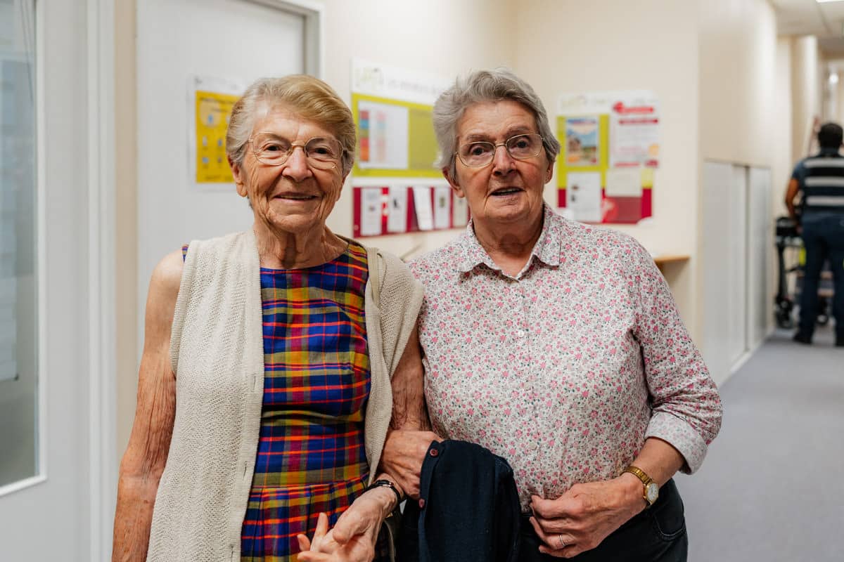 deux femmes agées souriantes