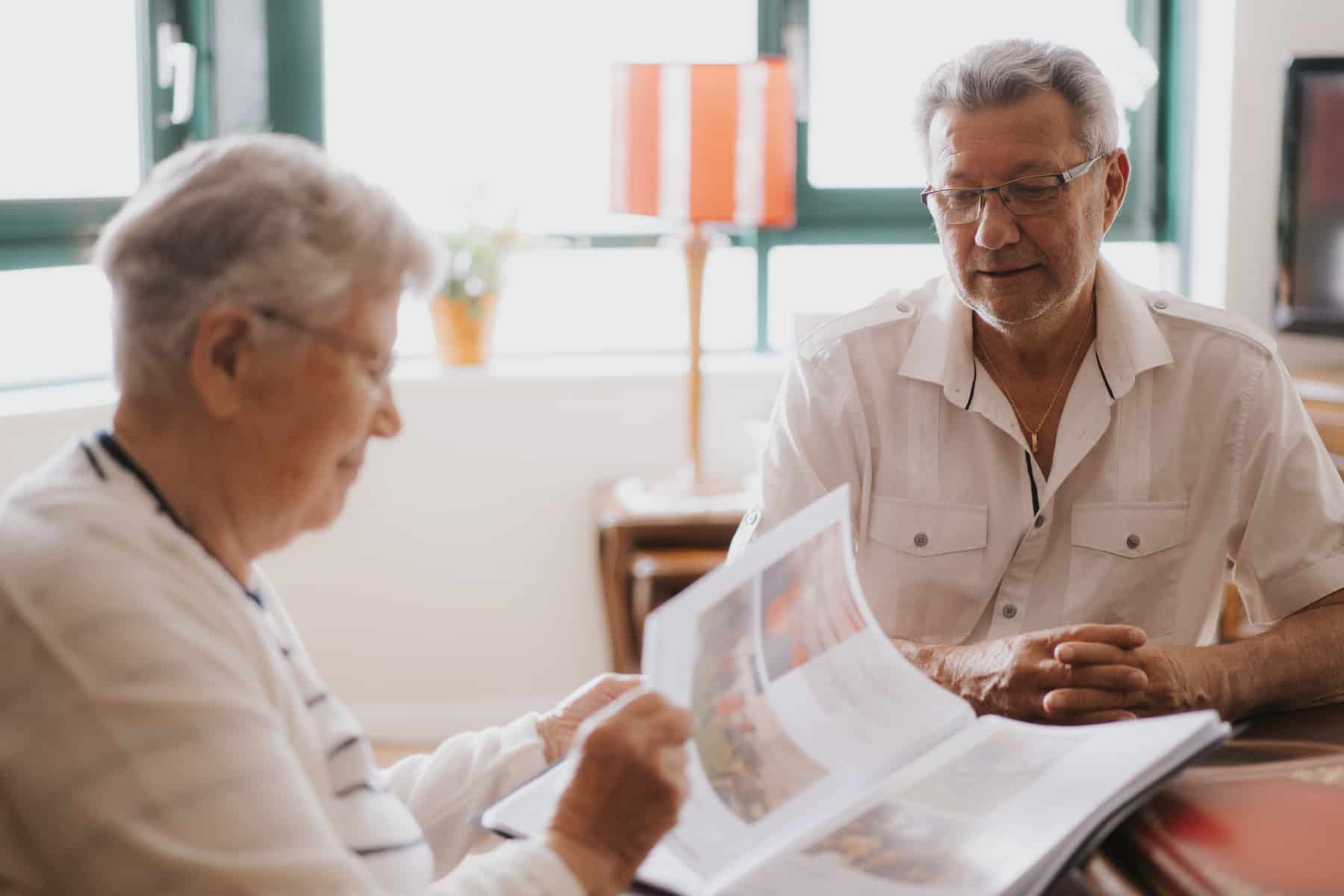 un homme et une femme qui lisent