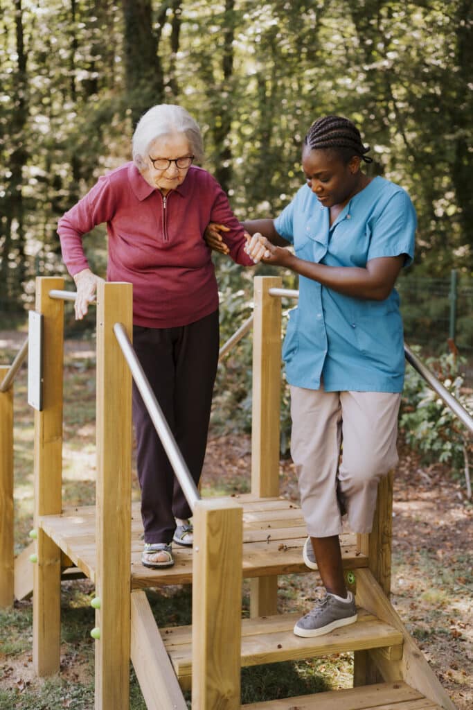 une aide soignante qui aide une femme agée